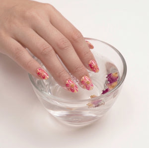 Trempe tes ongles dans l'eau tiède pendant 2 minutes