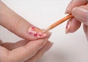Retire les résidus de colle entre le faux ongle et l'ongle naturel