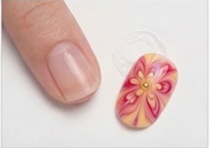 Conserve les faux ongles, ils sont réutilisables